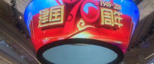 公司花20萬(wàn)裝修的會(huì)議室，竟被客戶(hù)吐槽‘像網(wǎng)吧’？高級(jí)感會(huì)議室的屏幕選擇秘訣”